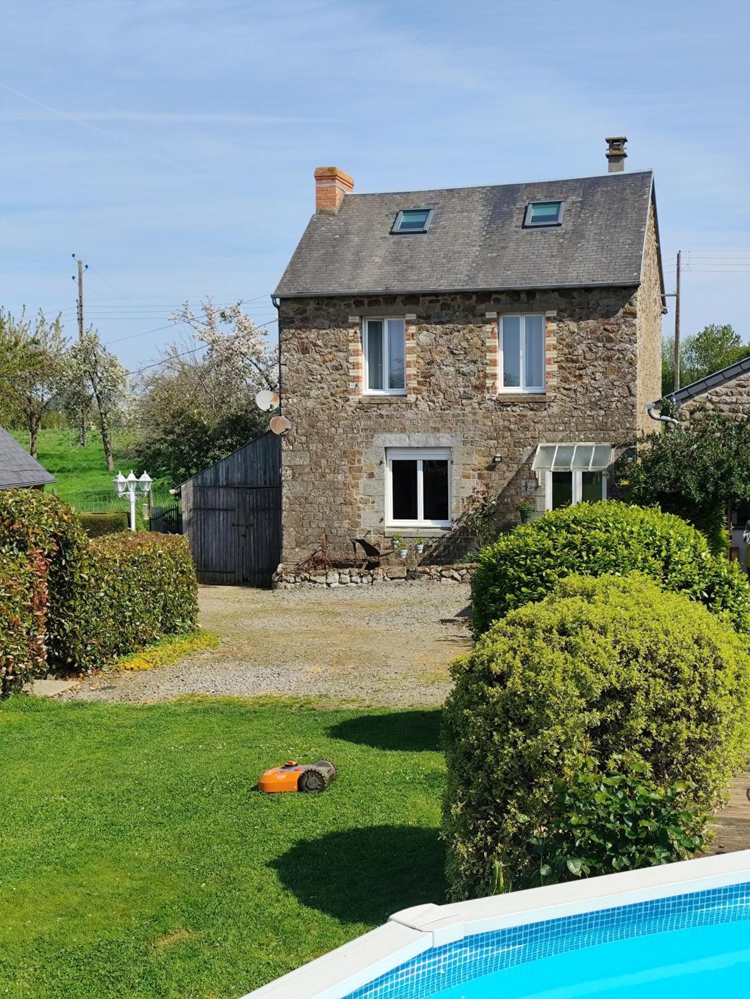 Isigny-le-Buat Le Jardin B&B מראה חיצוני תמונה