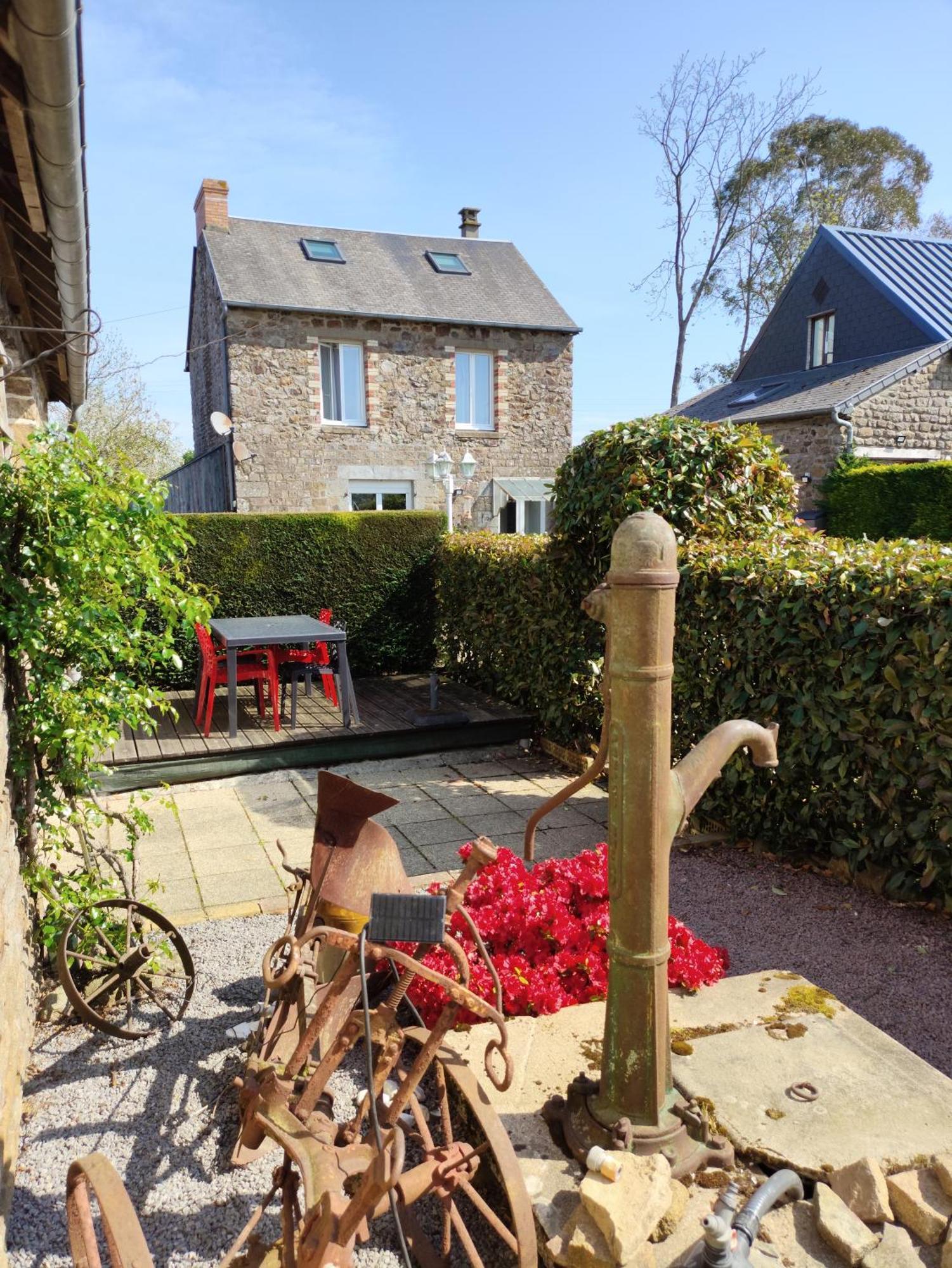 Isigny-le-Buat Le Jardin B&B מראה חיצוני תמונה