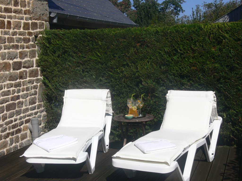 Isigny-le-Buat Le Jardin B&B מראה חיצוני תמונה