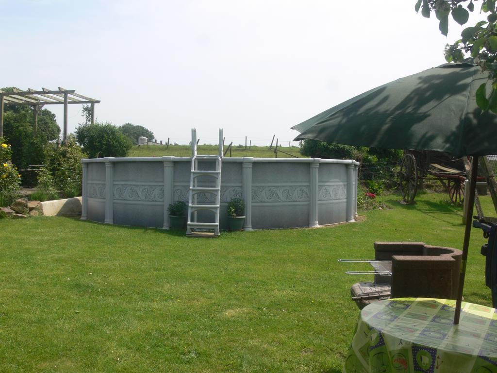Isigny-le-Buat Le Jardin B&B מראה חיצוני תמונה
