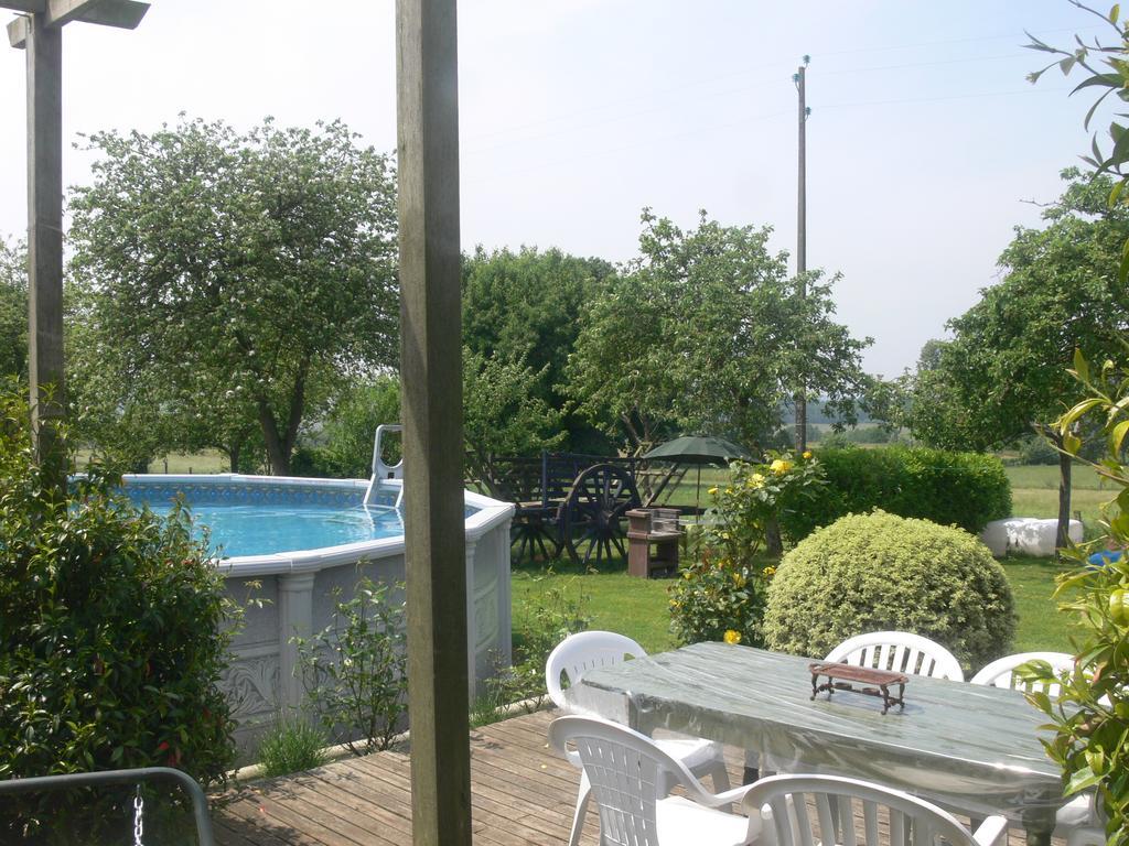 Isigny-le-Buat Le Jardin B&B מראה חיצוני תמונה