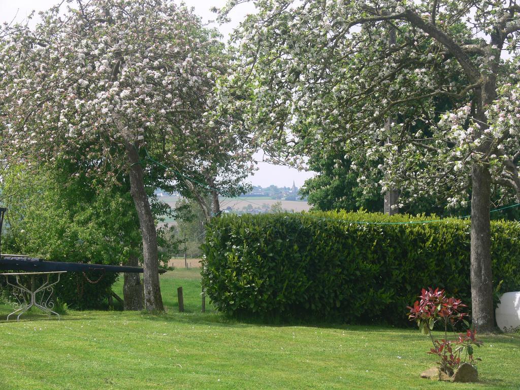 Isigny-le-Buat Le Jardin B&B מראה חיצוני תמונה