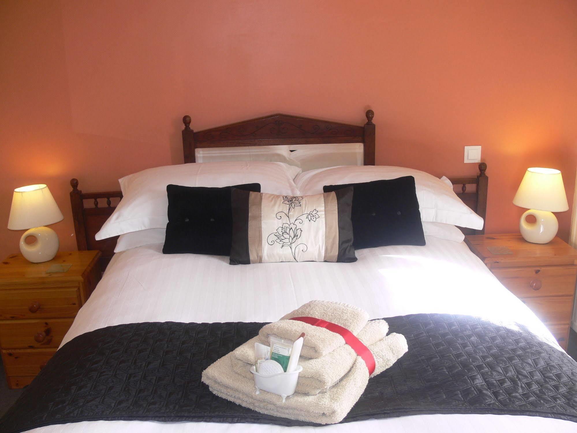 Isigny-le-Buat Le Jardin B&B מראה חיצוני תמונה