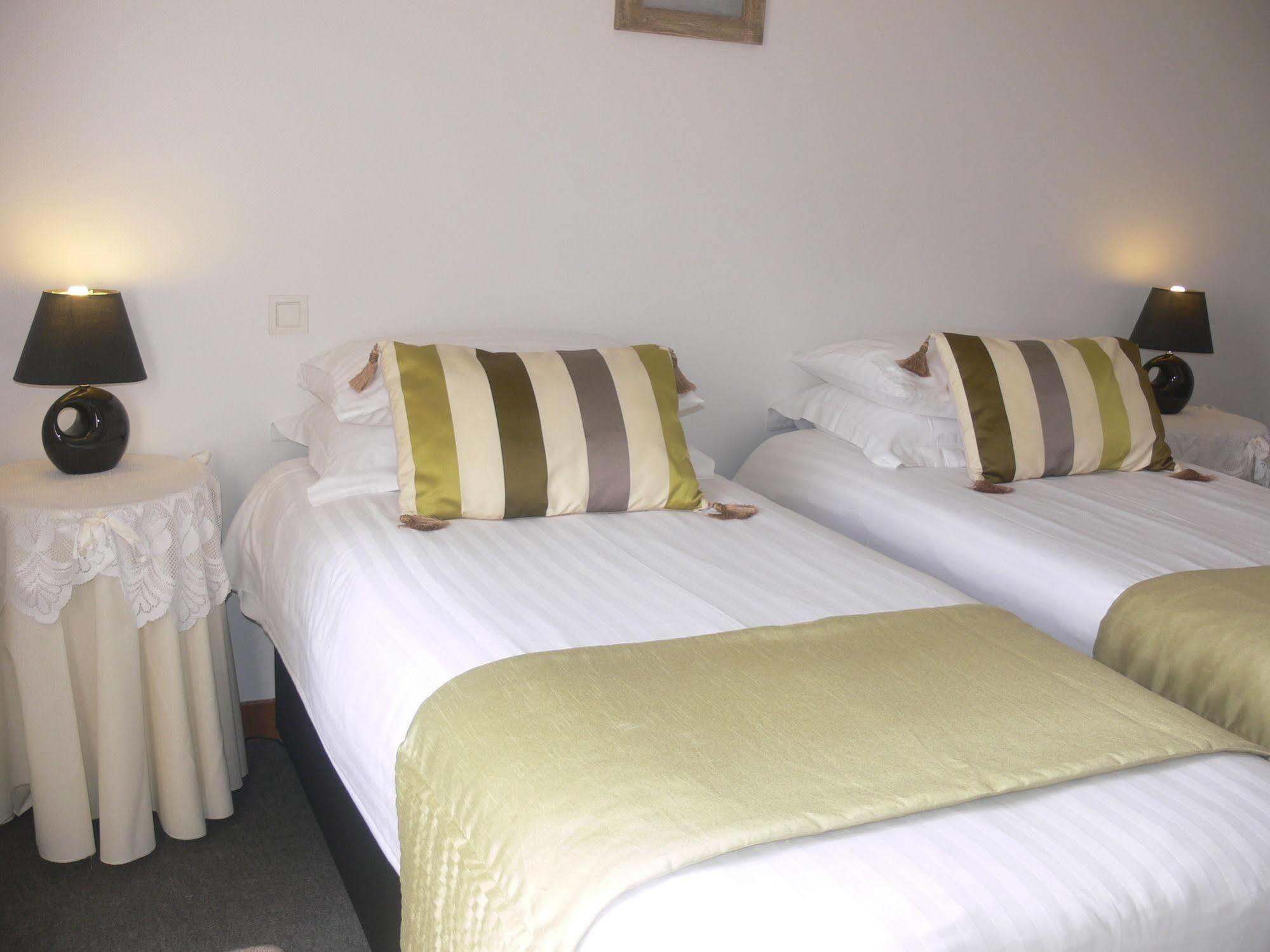 Isigny-le-Buat Le Jardin B&B מראה חיצוני תמונה