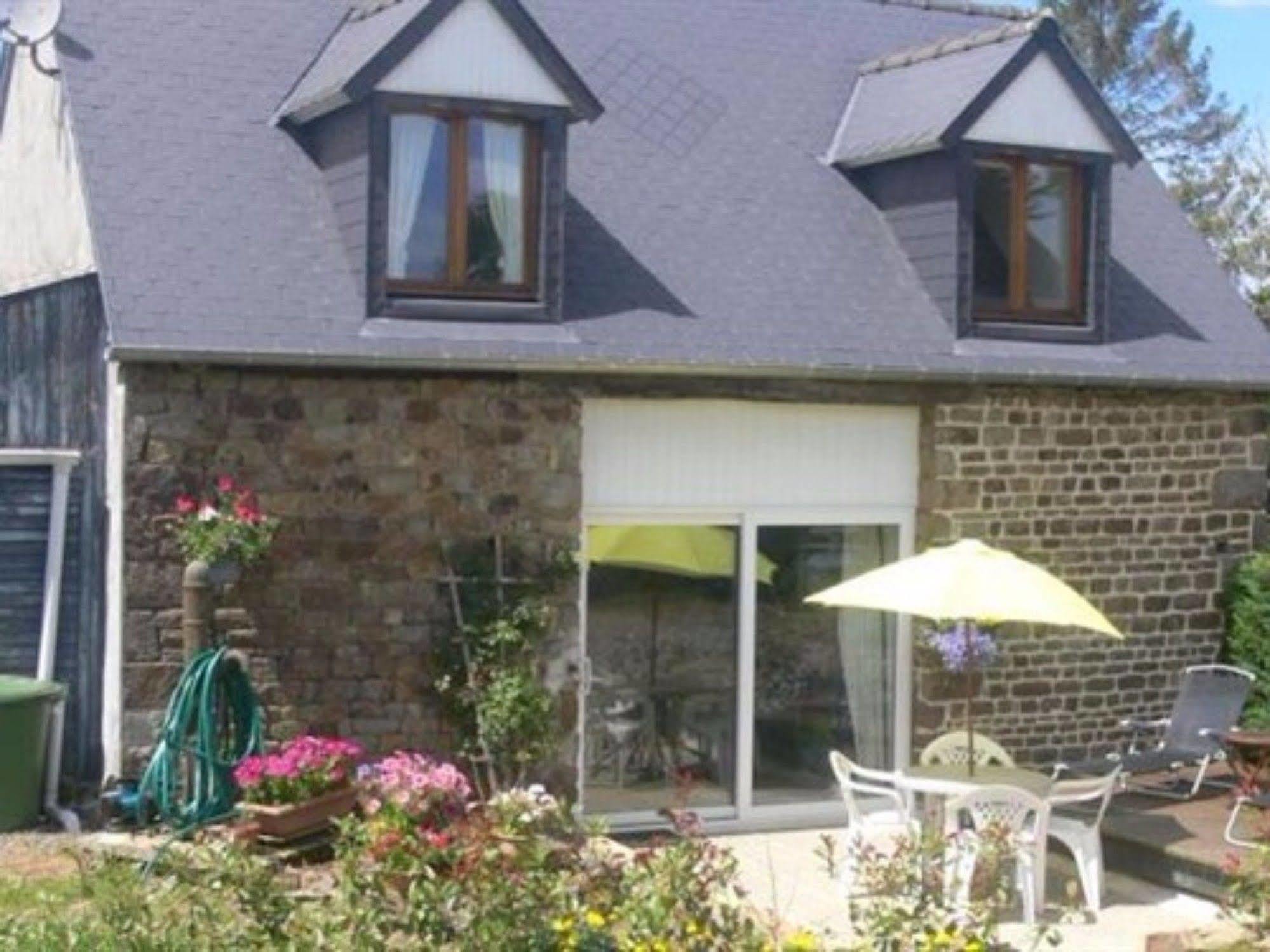Isigny-le-Buat Le Jardin B&B מראה חיצוני תמונה