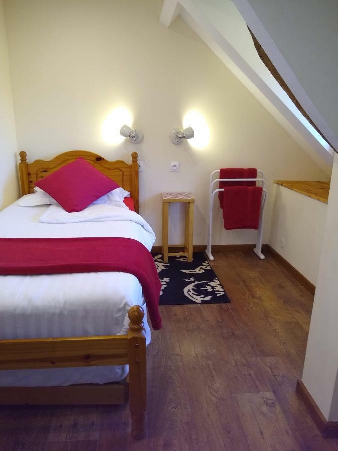 Isigny-le-Buat Le Jardin B&B מראה חיצוני תמונה